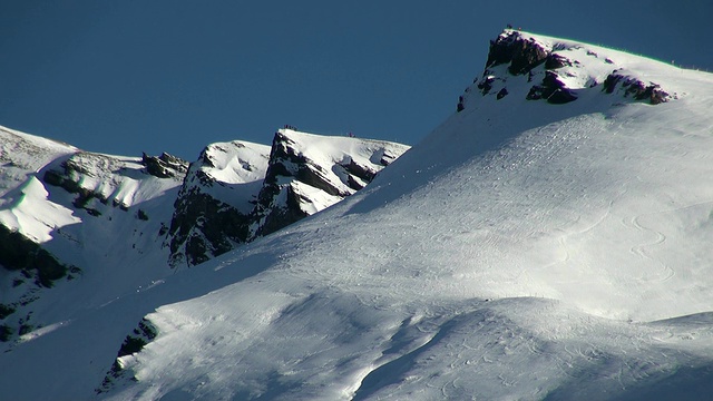 WS徒步者站在瑞士伯恩斯高地的lauberhorn / Wengen山顶视频素材