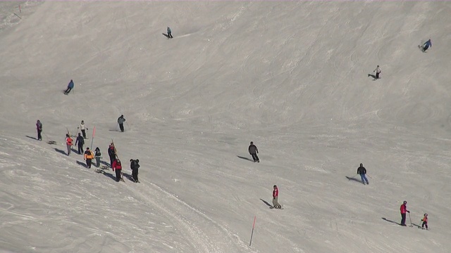 冬季伯恩斯阿尔卑斯山的WS滑雪者和徒步旅行者/瑞士伯恩斯高地的格林德沃视频素材