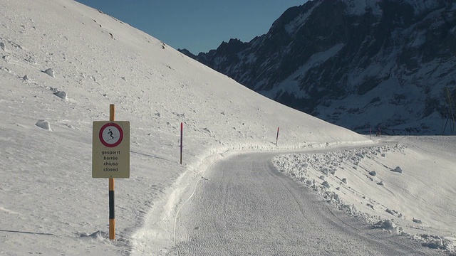 瑞士Bernese Oberland滑雪者/ Grindelwald停车标志视频素材