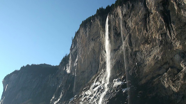 瑞士伯恩斯阿尔卑斯山的WS Staubbach瀑布/ Lauterbrunnen，伯恩斯高地视频素材