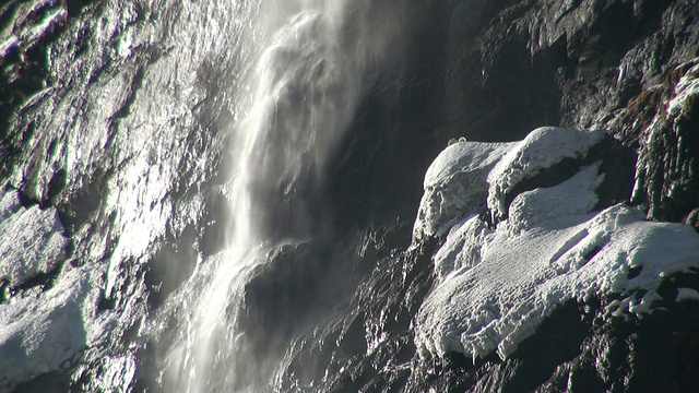 斯陶布巴赫在bernese阿尔卑斯的瀑布/ Lauterbrunnen, bernese Oberland，瑞士视频素材