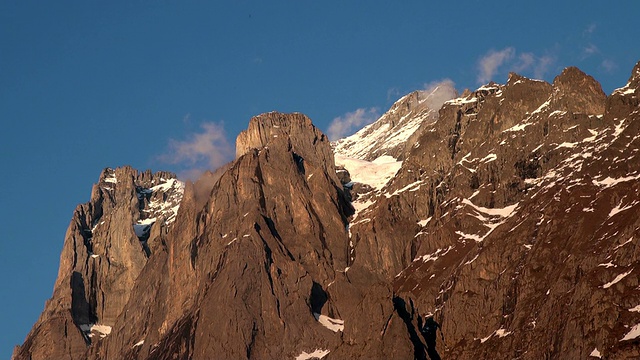 瑞士伯恩斯阿尔卑斯山/格林德瓦尔德，伯恩斯高地，日落时的WS Wetterhorn峰视频素材