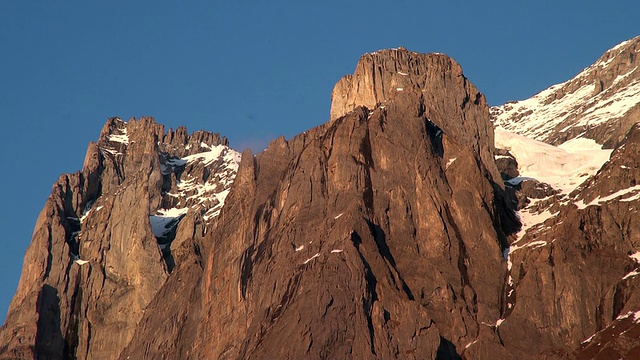 瑞士伯恩斯阿尔卑斯山/格林德瓦尔德，伯恩斯高地，日落时的WS Wetterhorn峰视频素材