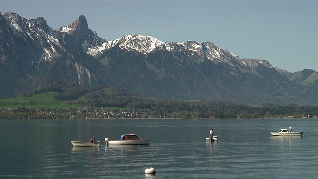 经过thun湖的船只/ Oberhofen, berese Oberland，瑞士视频素材