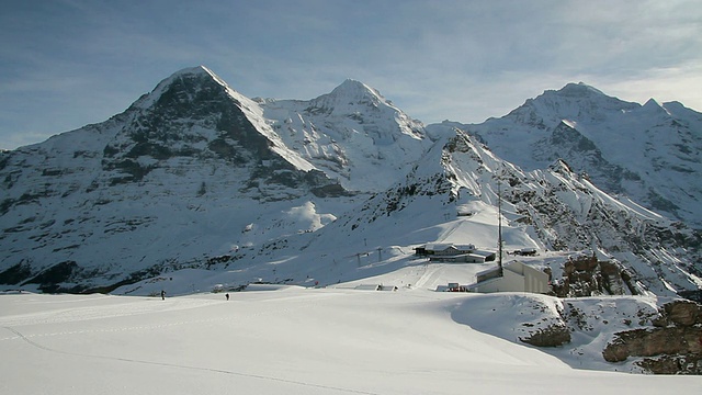 瑞士Bernese Oberland mannlichen / Wengen的WS滑雪者和技巧运动员视频素材