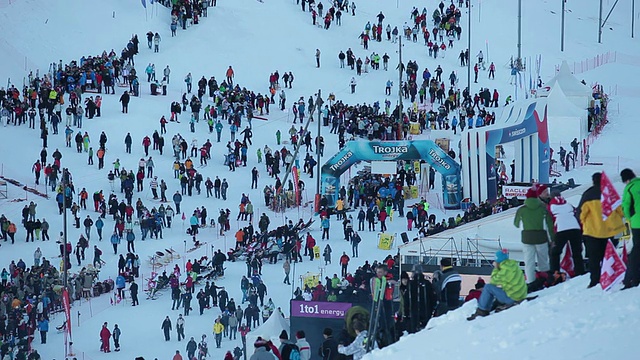 观众在lauberhorn滑雪比赛/ Wengen, Bernese Oberland，瑞士视频素材