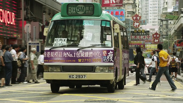 潘女士:香港繁忙街道上的巴士视频素材