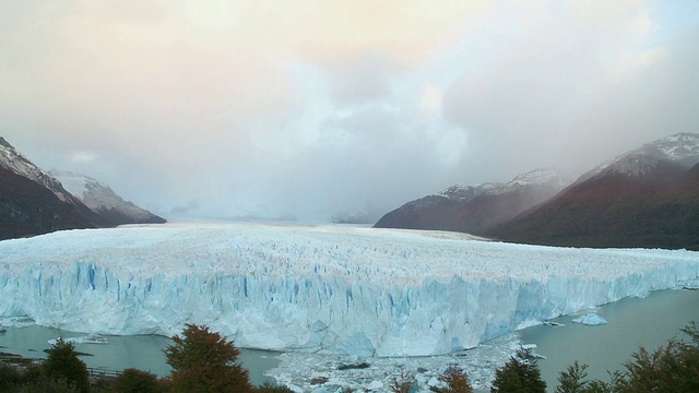 WS T/L莫雷诺冰川与云移动的视图/ El Calafate，阿根廷视频下载