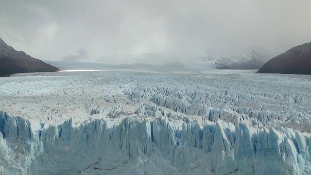 WS T/L莫雷诺冰川与云移动的视图/ El Calafate，阿根廷视频下载