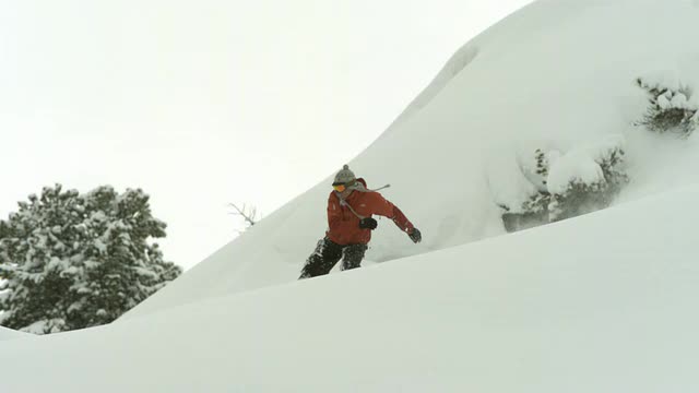 慢动作滑雪板在滑雪道外跳，法国，广角(个别帧也可以用作静态图像。每一帧的原始状态大约是6MB或大约12MB作为16位TIFF格式)视频素材