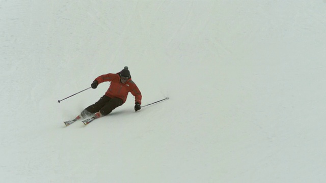 慢动作宽滑雪者'雕刻'下雪道，法国(个别帧也可以用作静止图像。每一帧的原始状态大约是6MB或大约12MB作为16位TIFF格式)视频素材