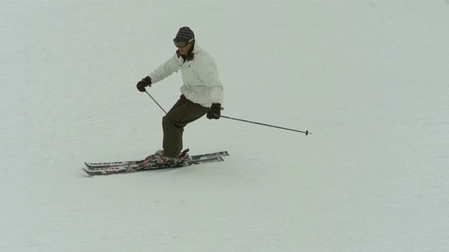 慢动作宽滑雪者'雕刻'下雪道，法国(个别帧也可以用作静止图像。每一帧的原始状态大约是6MB或大约12MB作为16位TIFF格式)视频素材