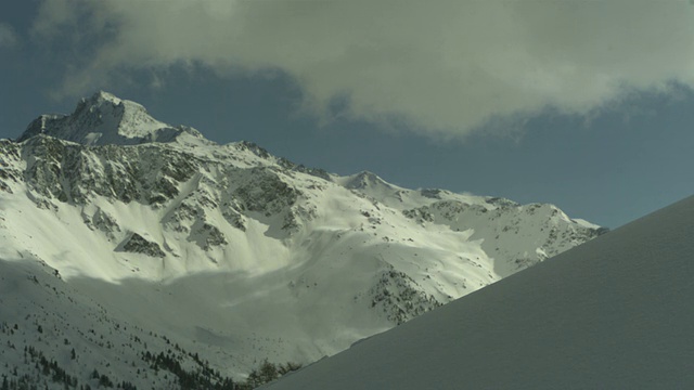 慢动作滑雪者下坡，法国，中景(个别帧也可以用作静止图像。每一帧的原始状态大约是6MB或大约12MB作为16位TIFF格式)视频素材