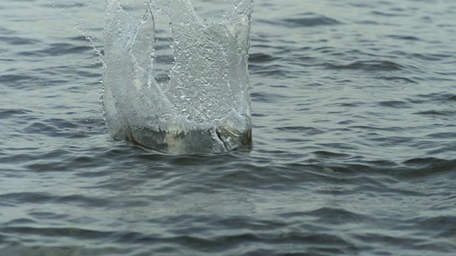 慢悠悠的鹅卵石掠过温和的大海，西班牙视频素材