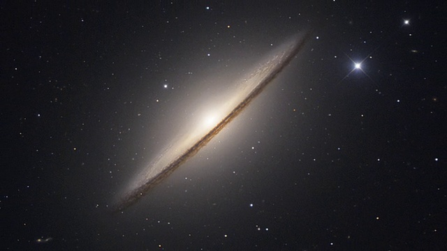 草帽星系(M104, NGC 4594)，光学图像。视频素材