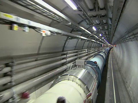 大型强子对撞机的隧道。大型强子对撞机在瑞士日内瓦附近的CERN(欧洲粒子物理实验室)的隧道中。视频素材