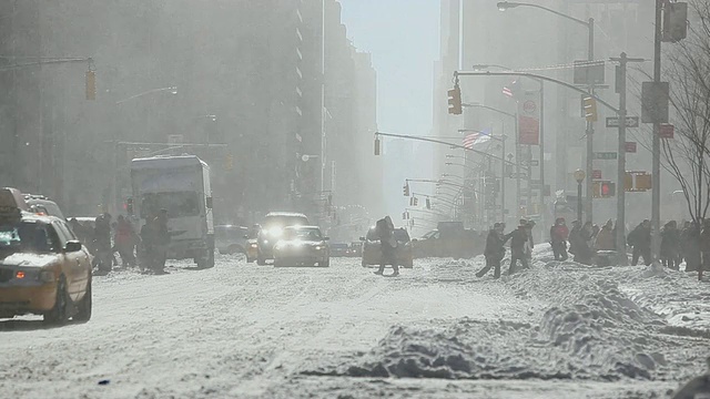 人们在雪覆盖的道路上过马路/纽约，美国视频素材