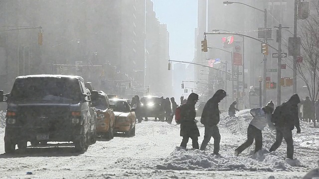 雪吹过大街和人们过马路/纽约，美国视频素材