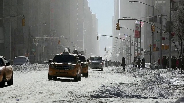 WS T/L雪吹过大街和人们过马路/纽约，美国视频素材