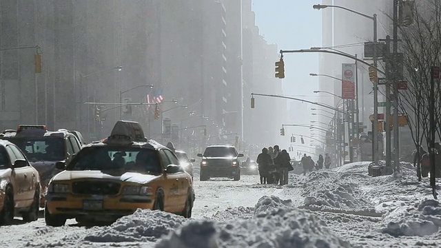 雪吹过大街和人们过马路/纽约，美国视频素材