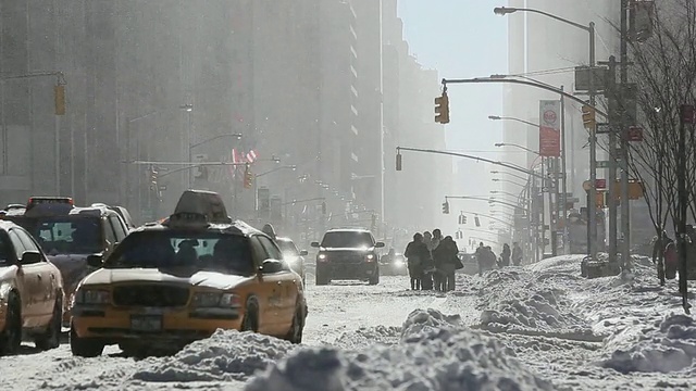 WS T/L雪吹过大街和人们过马路/纽约，美国视频素材