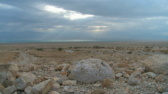 死海与云在天空中移动/ Ein Gedi，犹太沙漠，以色列视频素材