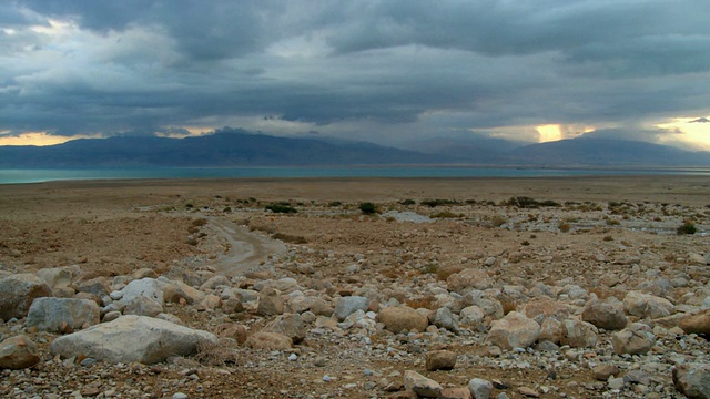 死海与云在天空中移动/ Ein Gedi，犹太沙漠，以色列视频素材