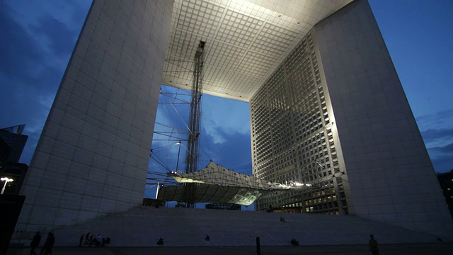 WS TU Arche de la Defense at dusk /巴黎，法国巴黎视频素材