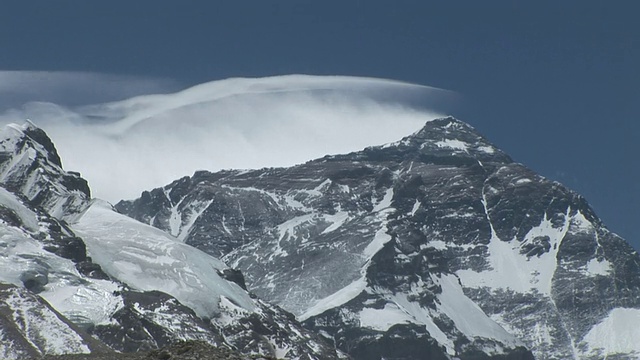 中远镜头静态_风吹雪从珠穆朗玛峰/珠穆朗玛峰，西藏视频素材