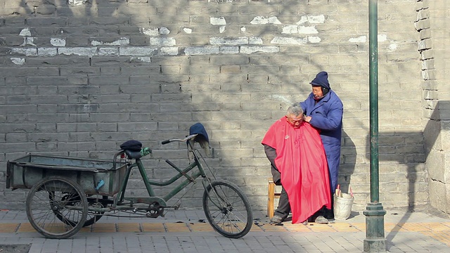 MS Downtown Street Barber/西安，陕西，中国视频素材