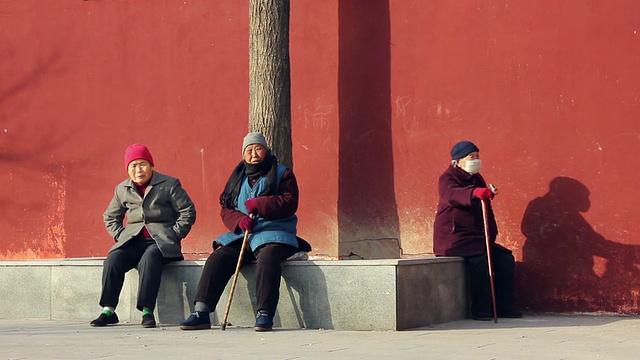 中国陕西西安，中国的老妇人在下午晒太阳视频素材