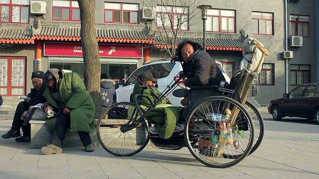 一个无家可归的人在下午晒太阳/陕西西安，中国视频素材