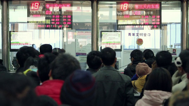 中国春节旅游高峰期间火车站订票大厅/陕西西安视频素材