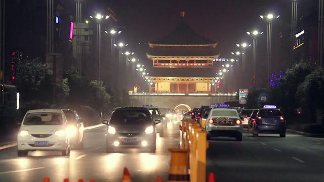 中国陕西西安钟楼附近市区的空运和空运交通视频素材