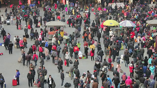 HA T/L火车站广场在中国春节旅游高峰/西安，陕西，中国视频素材