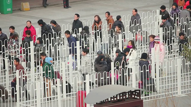 中国春节旅游高峰期间HA LS火车站广场/陕西西安，中国视频素材