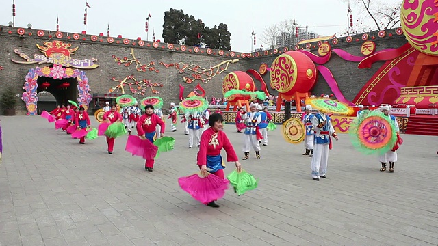 春节期间，中国陕西西安的秧歌表演视频素材