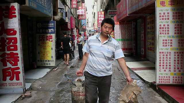 WS POV狭窄的道路/西安，陕西，中国视频素材