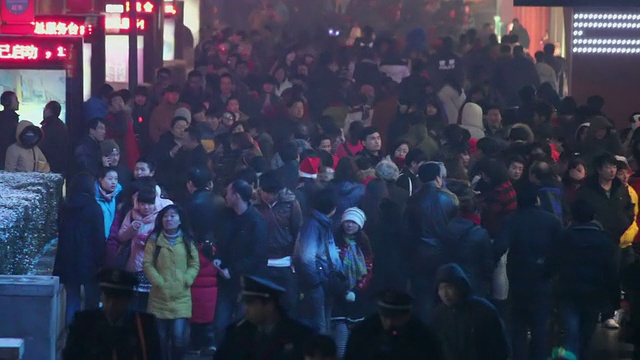 中国陕西西安，夜晚一条狭窄的道路视频素材