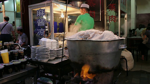 陕西西安夜市的WS小吃摊视频素材