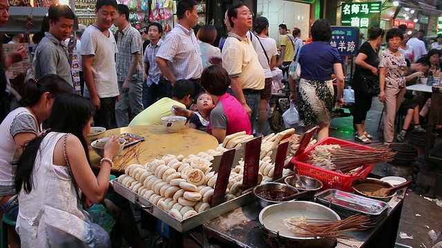 中国陕西西安夜市的MS小吃摊视频素材