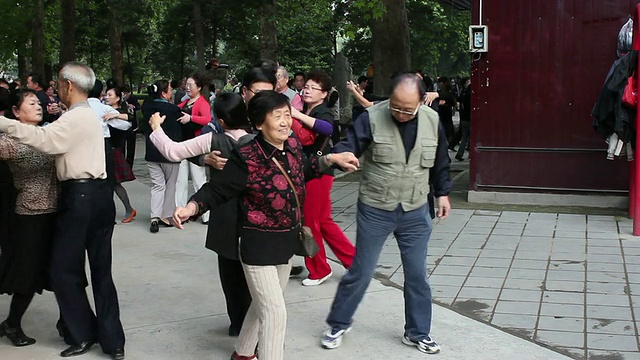 人们在公园跳舞/西安，中国陕西视频素材