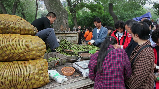 中国陕西西安街头市场销售的WS核桃视频素材