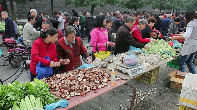 陕西西安街头市场的各种食品和购物者视频素材