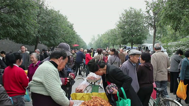 中国陕西西安街头市场的各类食品和购物者视频素材