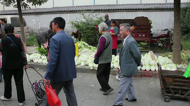 陕西西安街头市场的各种食品和购物者视频素材