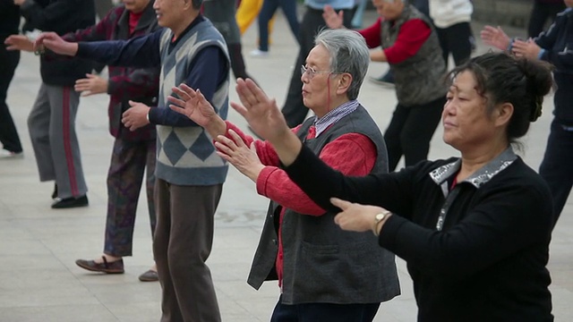 中国陕西西安，在城墙公园里表演太极的人视频素材