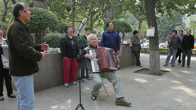 在中国陕西西安的公园里，人们唱着传统歌曲视频素材