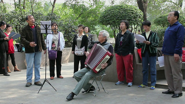 中国陕西西安公园里的人们唱着传统歌曲视频素材