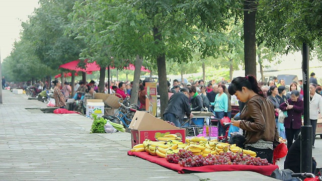 中国陕西西安街头市场的各类食品和购物者视频素材